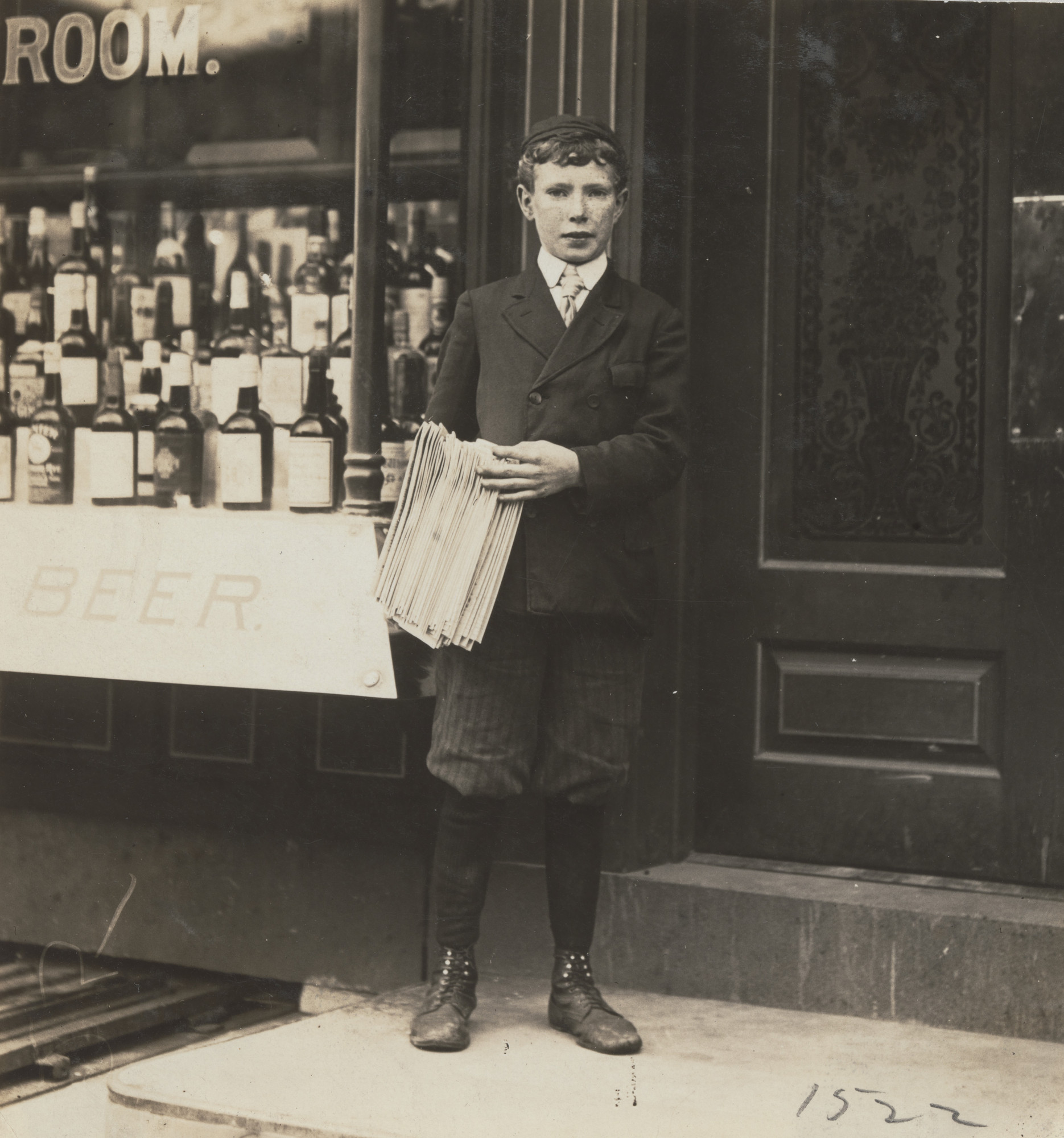 Lewis Wickes Hine. John Gibson, 13-Year-Old Newsboy, Wilmington, Delaware
