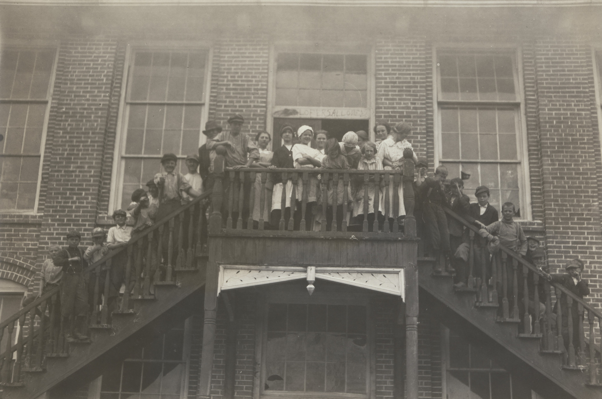 Lewis Wickes Hine. Tolar, Hart and Holt Mills, Fayetteville, North Carolina