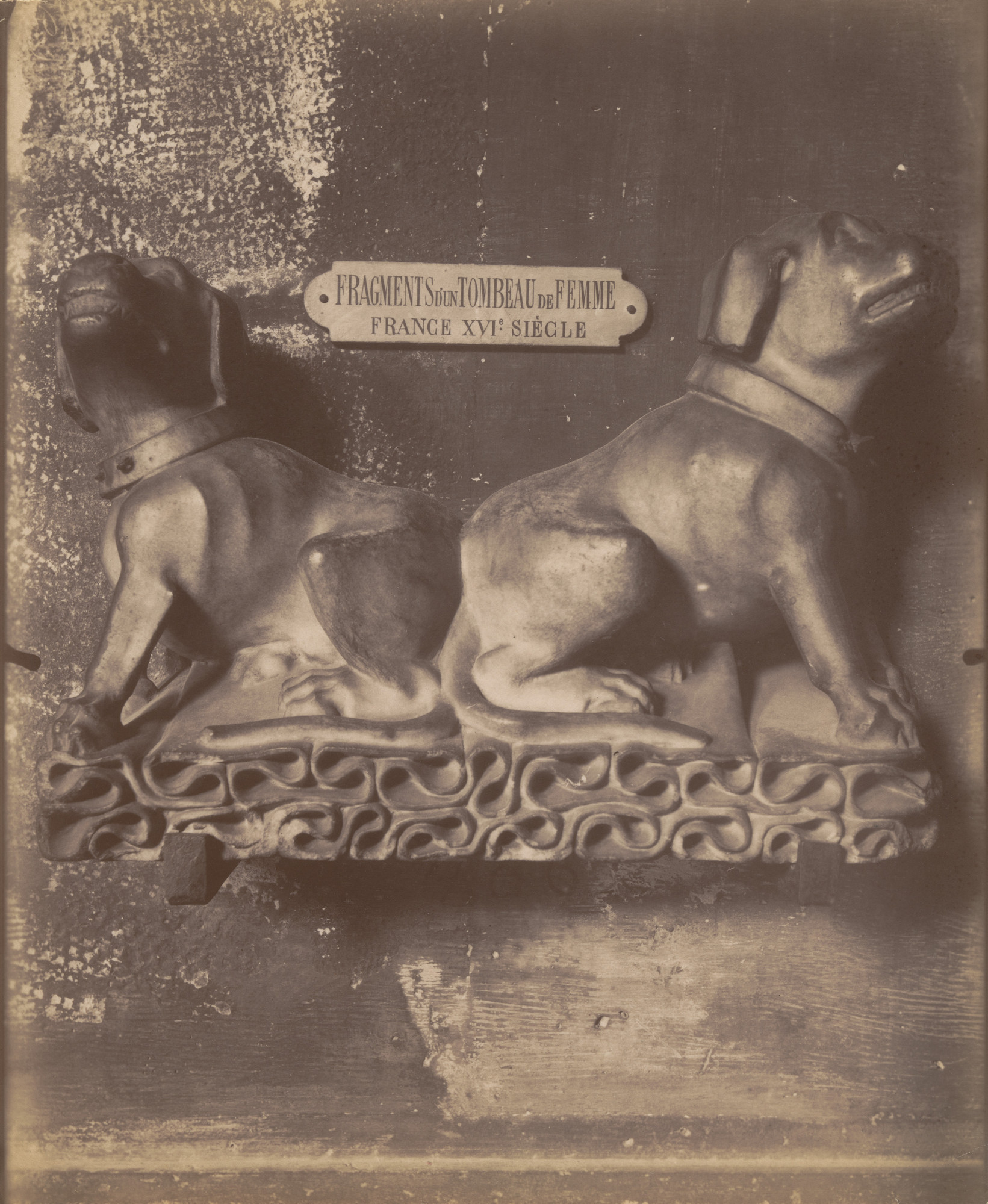 Eugène Atget. Fragment d'un tombeau de femme XVIème siècle