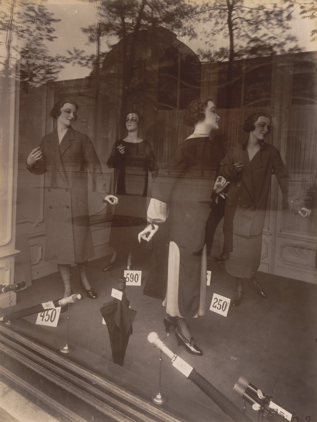 Eugène Atget. Magasin, avenue des Gobelins. 1925