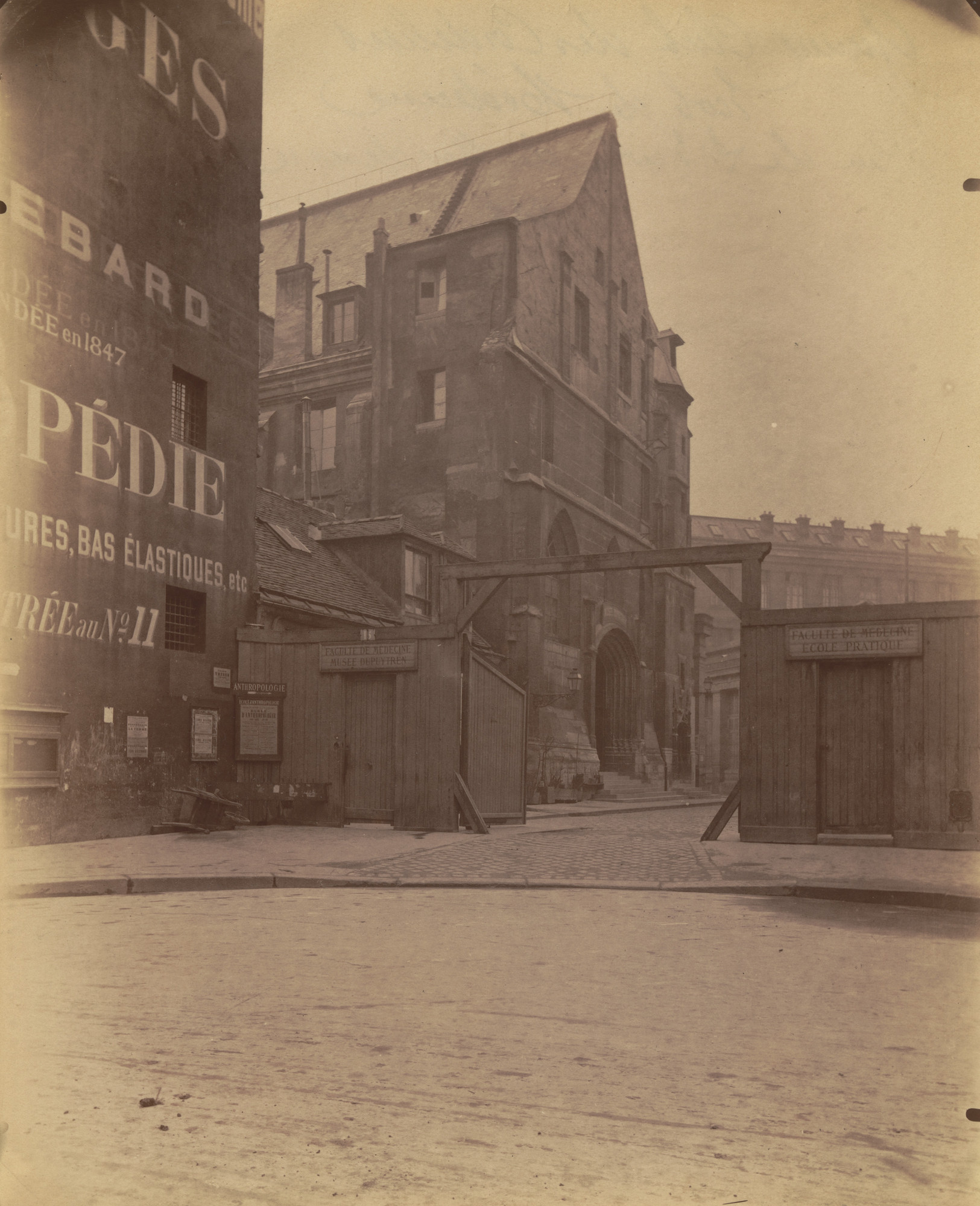 Eugène Atget. Ancien Amphitheatre Saint-Côme rue de l'Ecole de Médecine