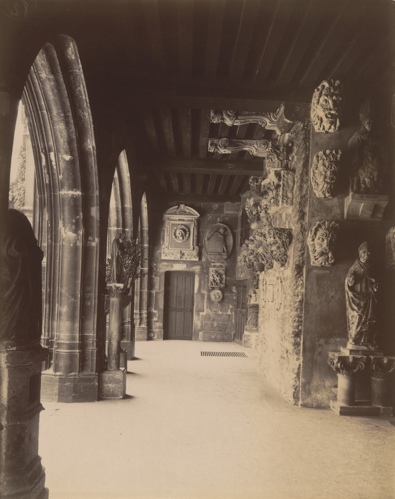 Cluny. Entrée du Musée à Gauche