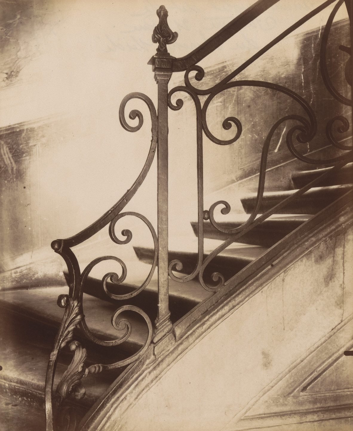 Eugène Atget. Hôtel dit de Sartine, 21 rue du Cherche-Midi. 1905-06