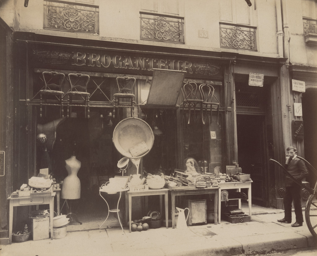 Brocanteur. 53 rue Greneta