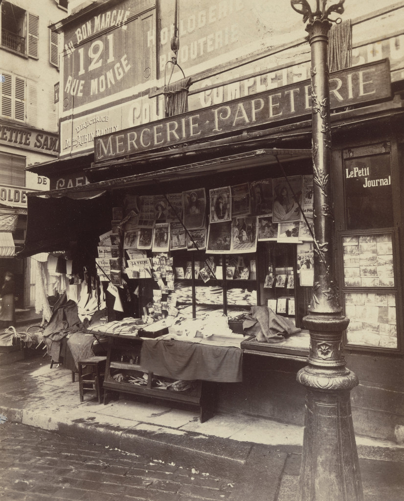 Journaux. Coin rue Mouffetard, Eugène Atget, 1912, Albumen silver print