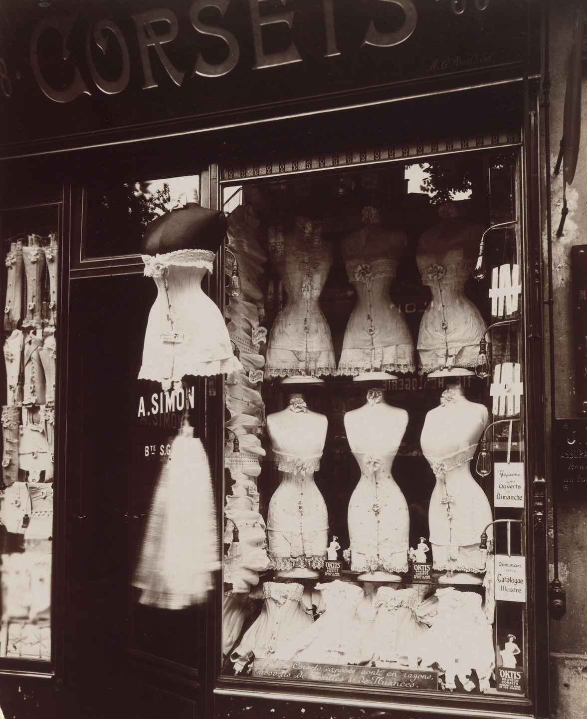 Eugène Atget. Boulevard de Strasbourg. 1912