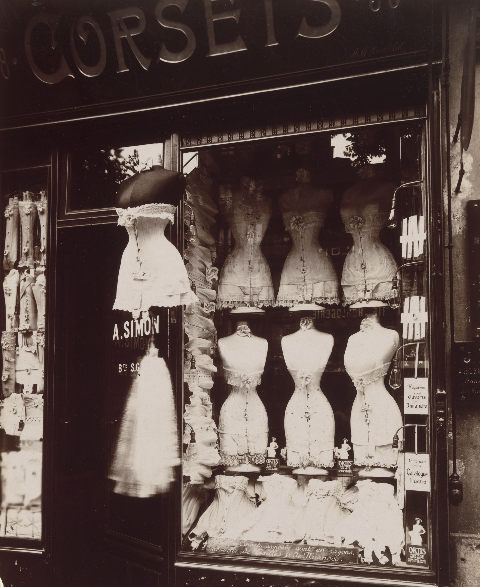 Eugène Atget. Boulevard de Strasbourg. 1912 | MoMA