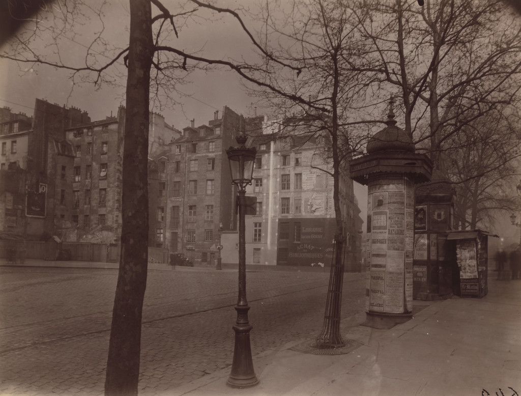 Coin du quai Voltaire et rue de Nevers
