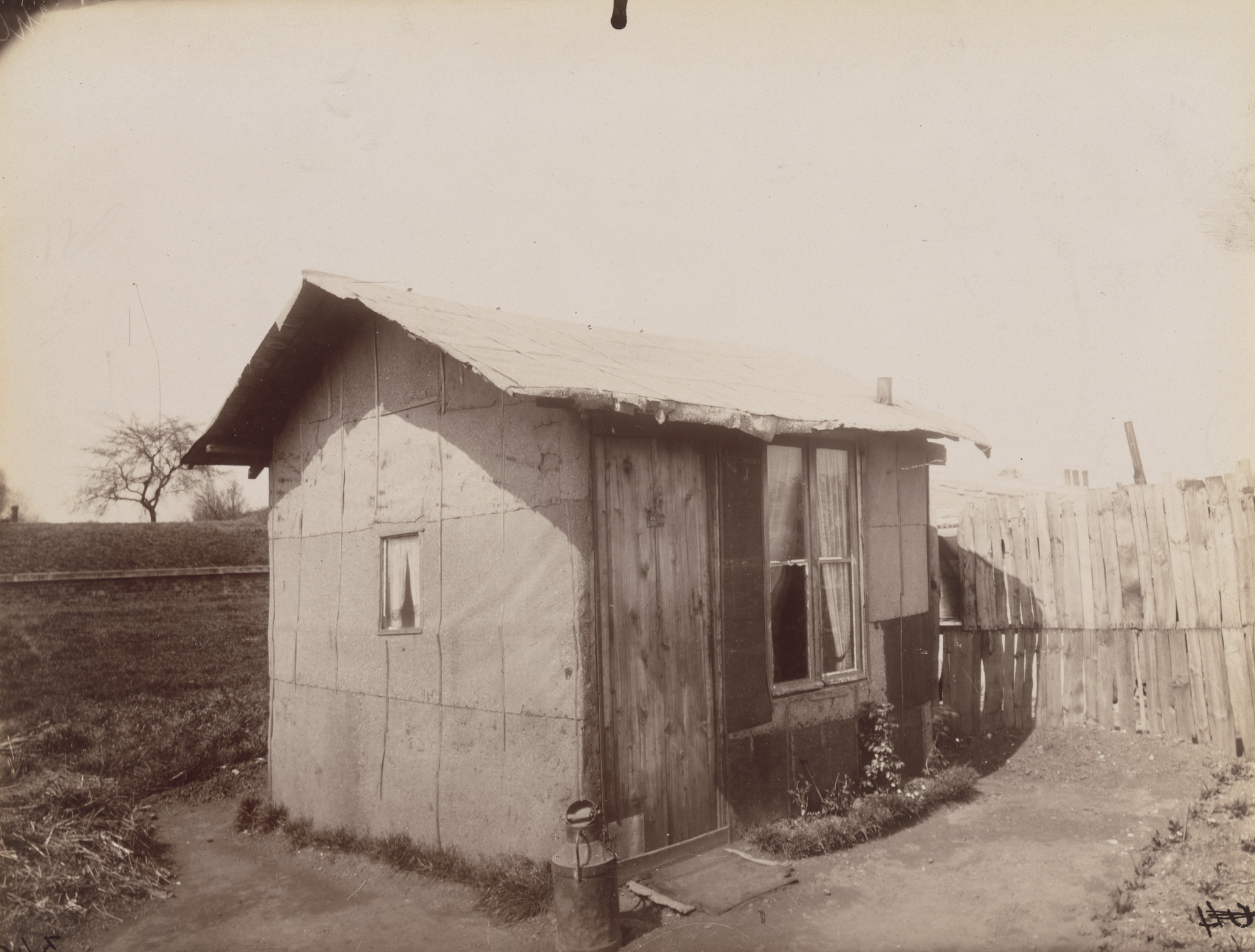 Eugène Atget. Porte d'Ivry, villa des chiffonniers