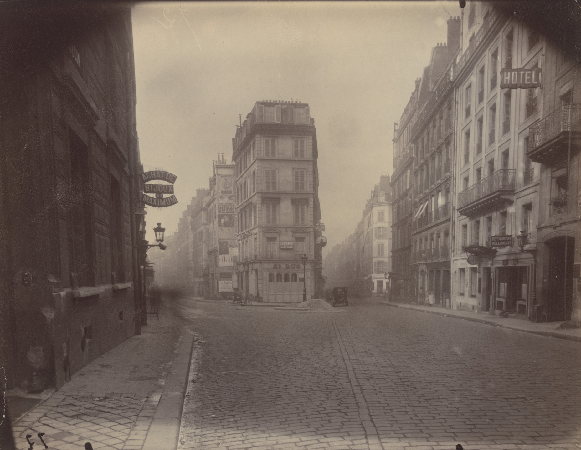 Eugène Atget. Rue Pigalle. à 6 h. du matin en avril 1925. 1925