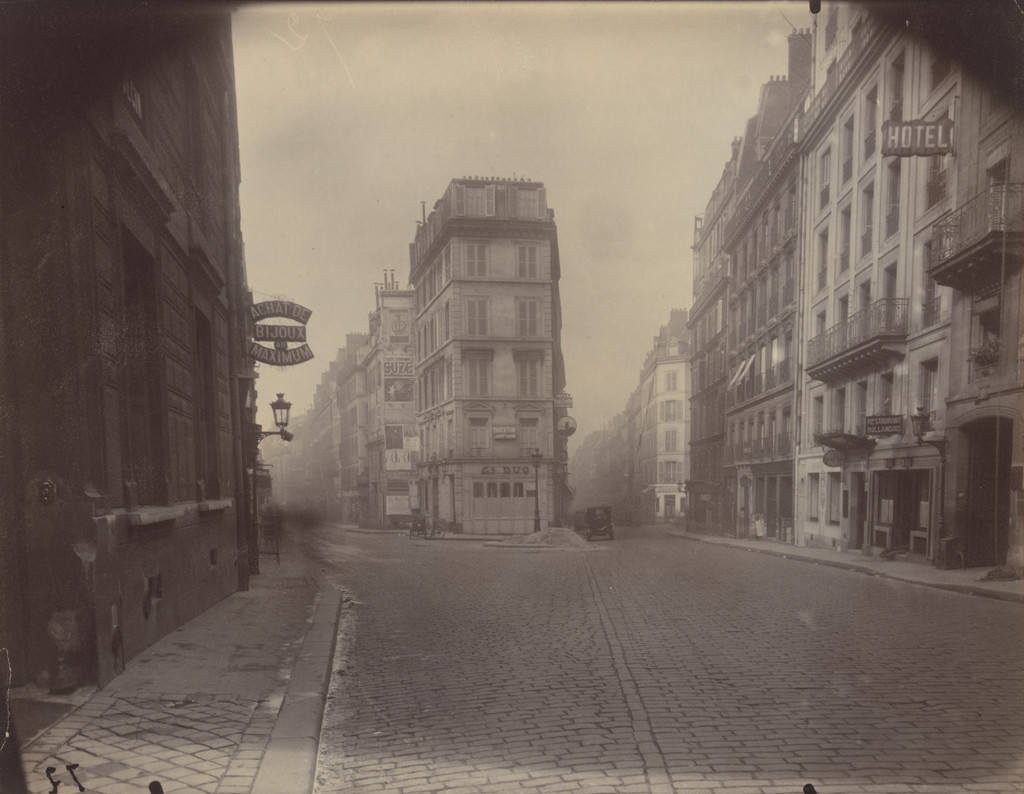 Rue Pigalle. à 6 h. du matin en avril 1925