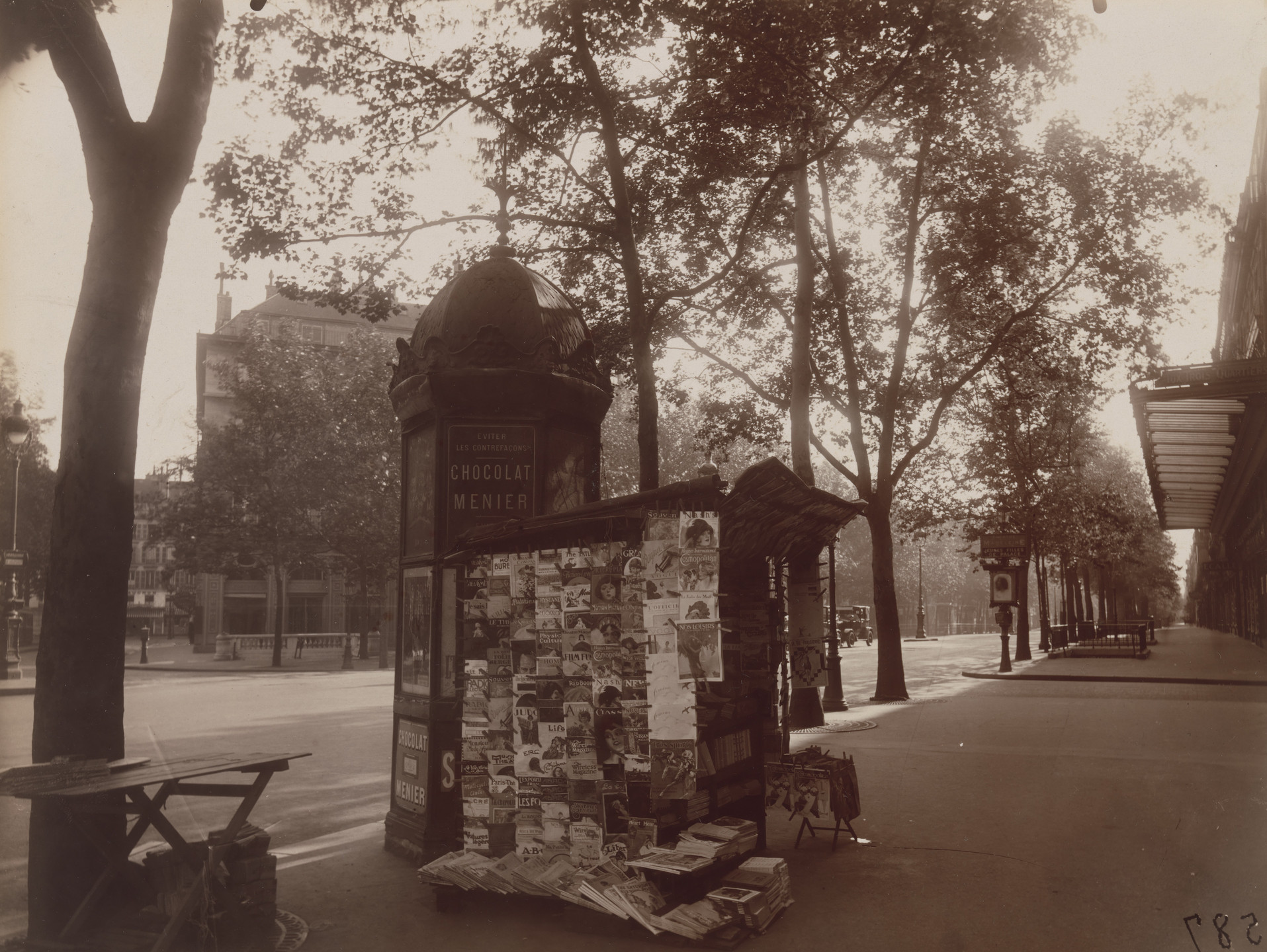 Eugène Atget. Coin, boulevard de la Madeleine, 8e. Juin 1925