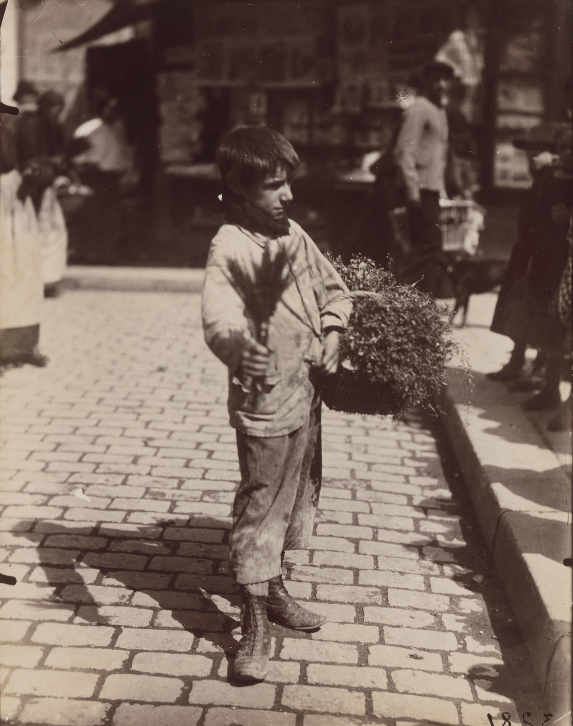 Eugène Atget. Jeune marchand (Young merchant). 1900