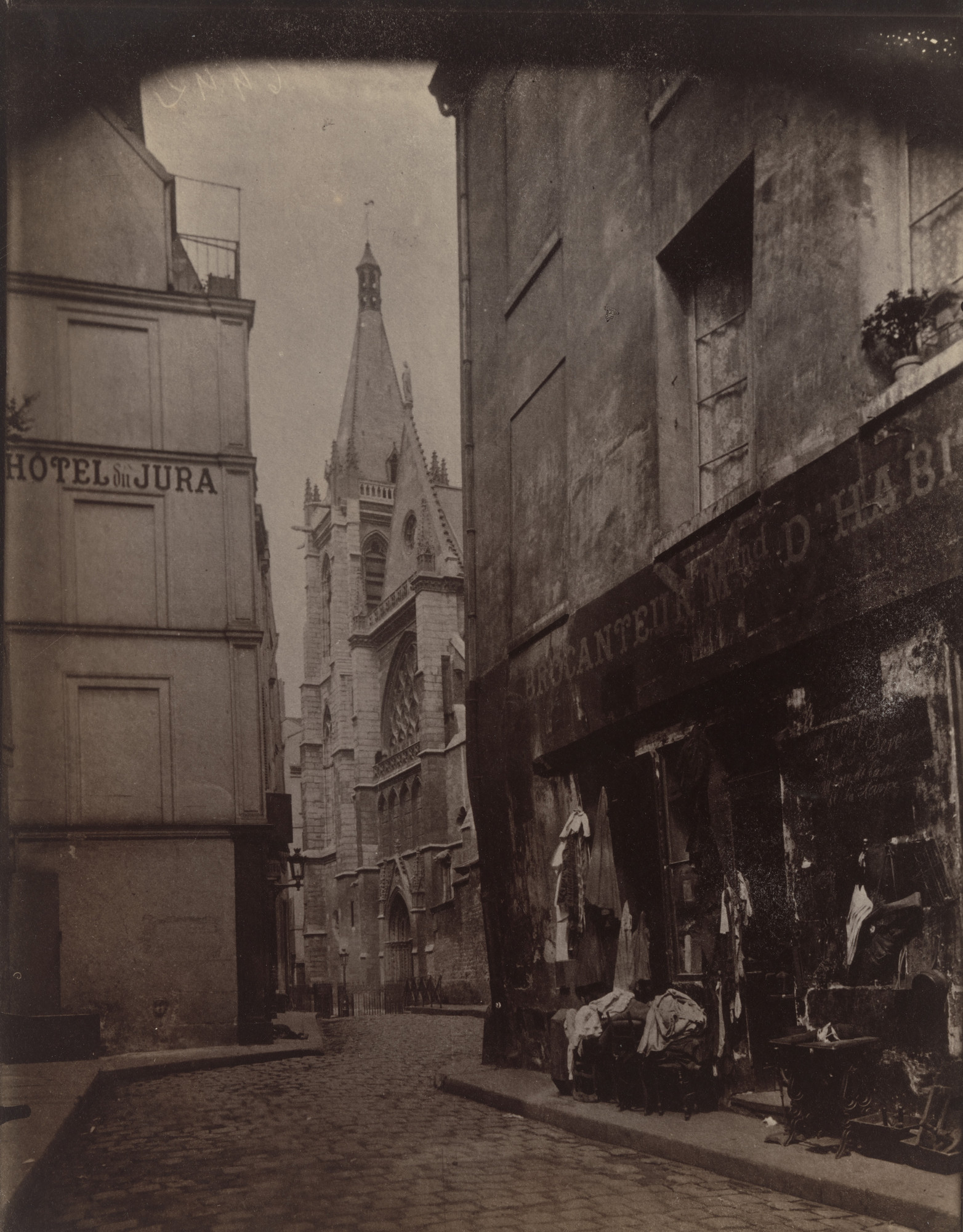 Eugène Atget. Rue des Prêtres-Saint-Séverin