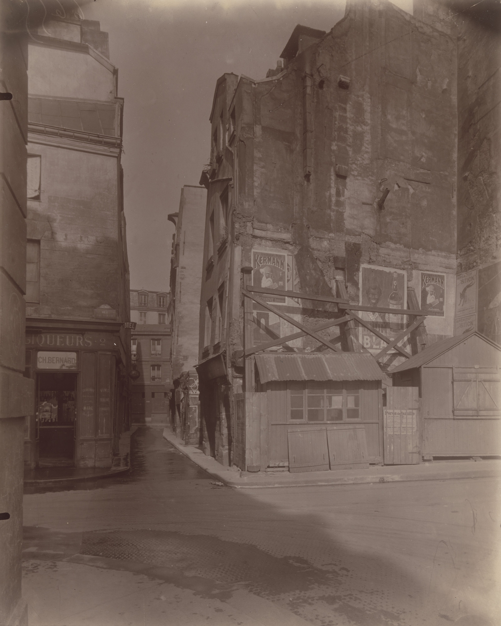 Eugène Atget. Rue de la Parcheminerie et rue Boutebrie