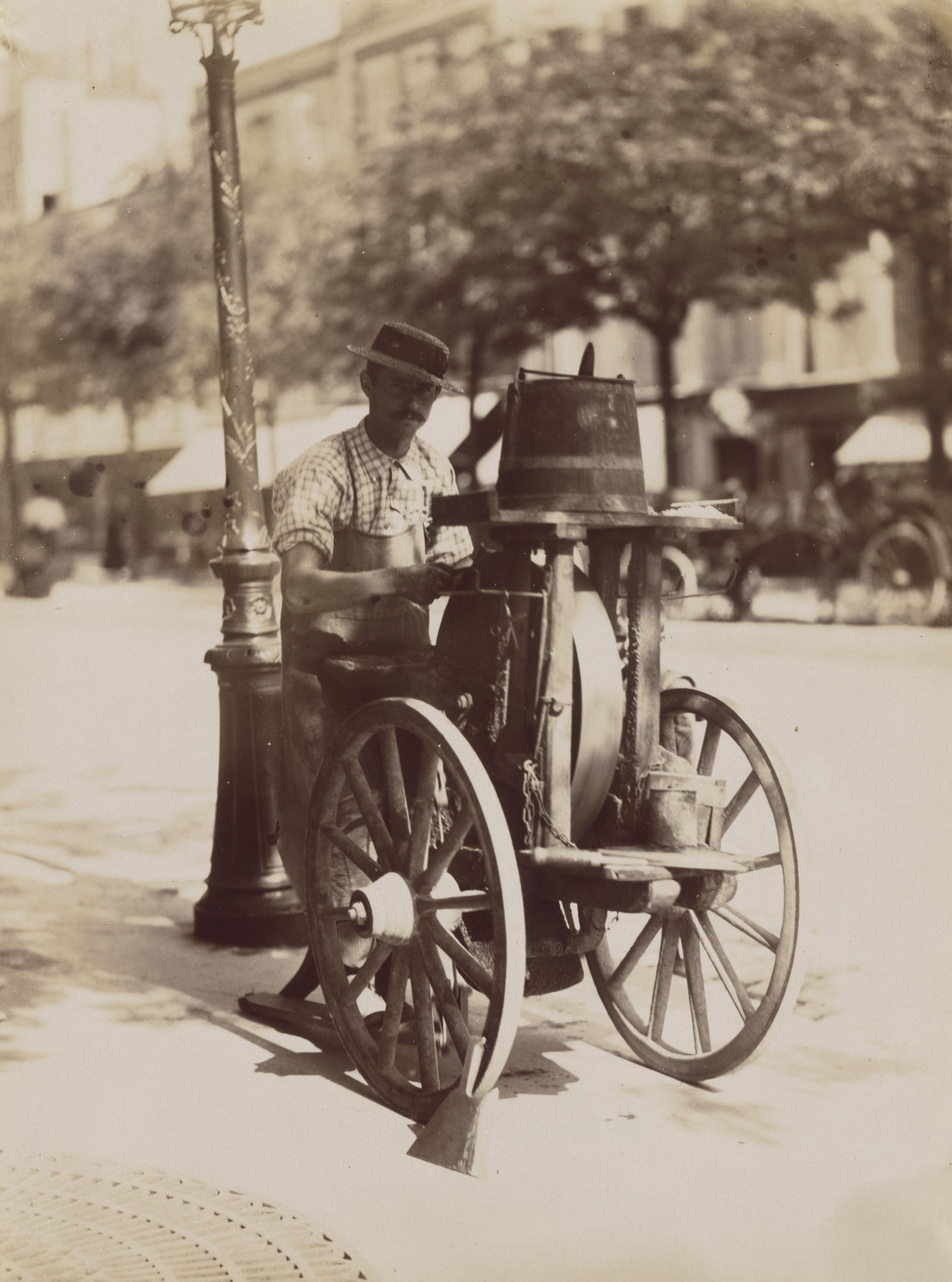 Eugène Atget. Rémouleur (Grinder). 1899-1900