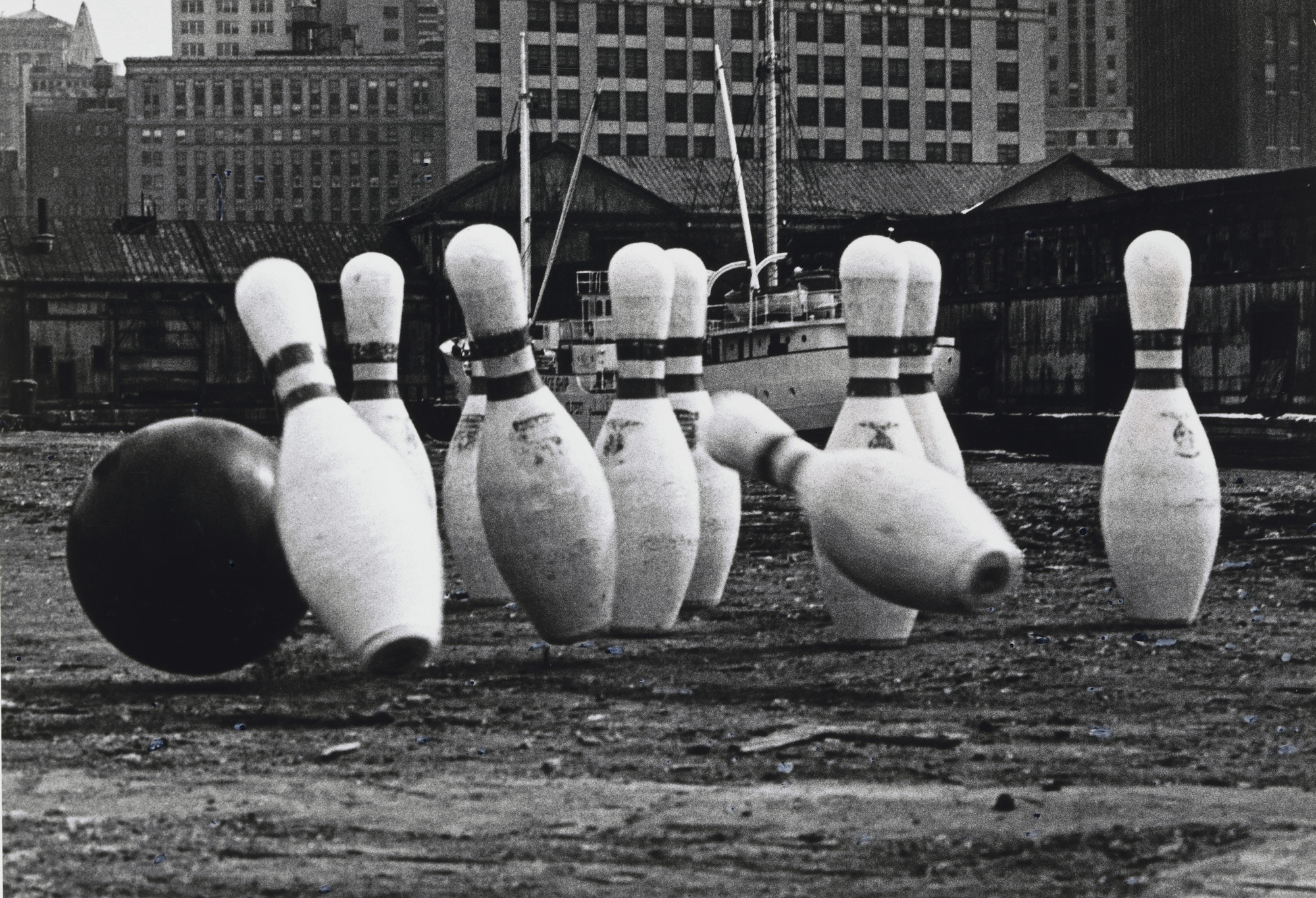 William Wegman, Harry Shunk, János Kender. Pier 18 Bowling. 1971