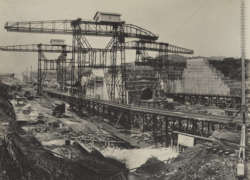 Unidentified photographer. Pedro Miguel locks. Constructing center wall and west side wall