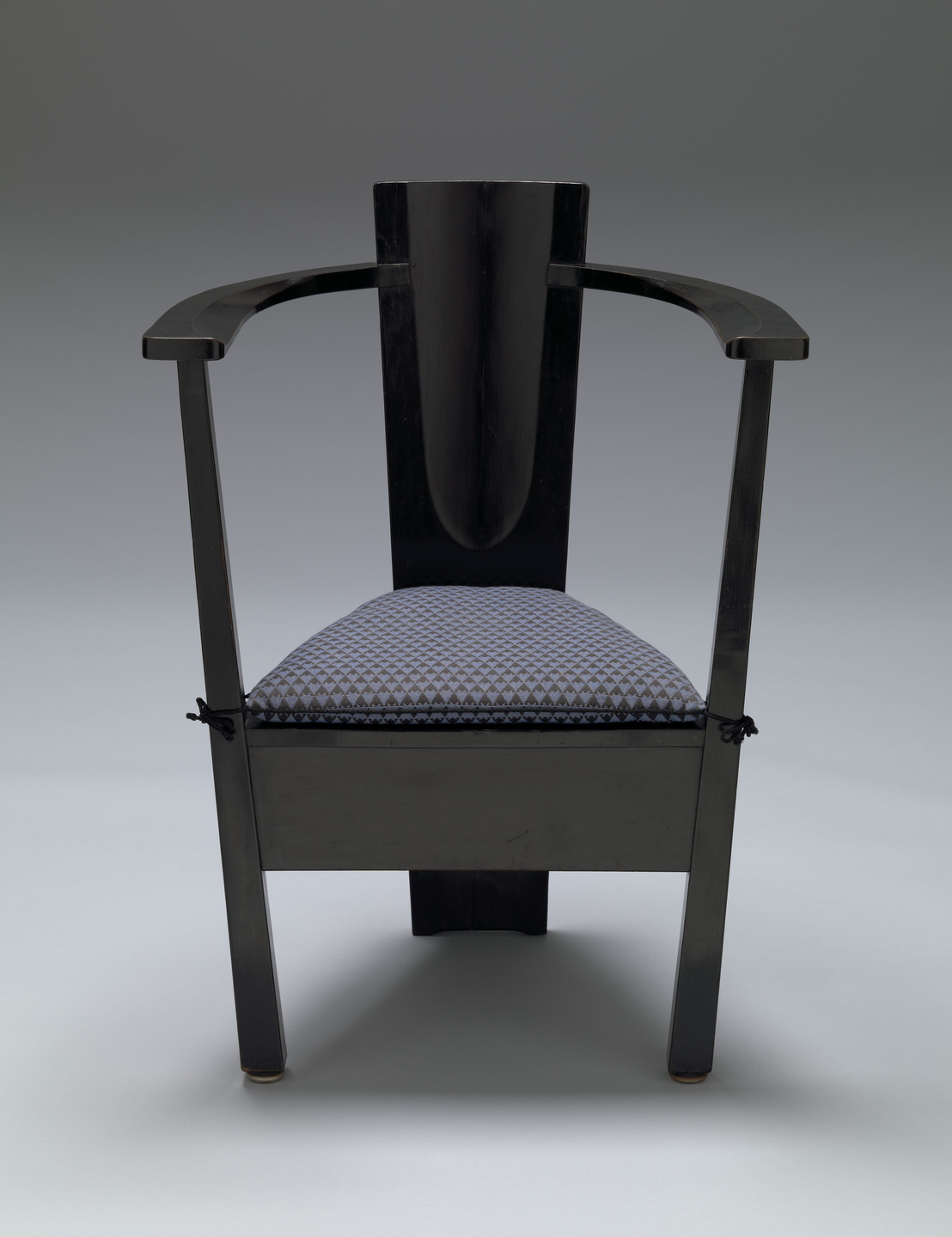 Mackay Hugh Baillie Scott. Armchair designed for the Dresden Werkstätten Exhibition. 1903-1904