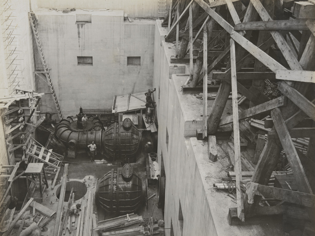 Balboa Terminals, Dry Dock #1. Pumping plant erecting centrifugal pumps and check valves. Looking East