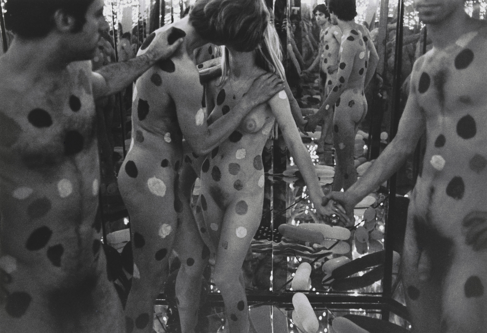 Yayoi Kusama, Harry Shunk, János Kender. Mirror Performance, New York. 1968