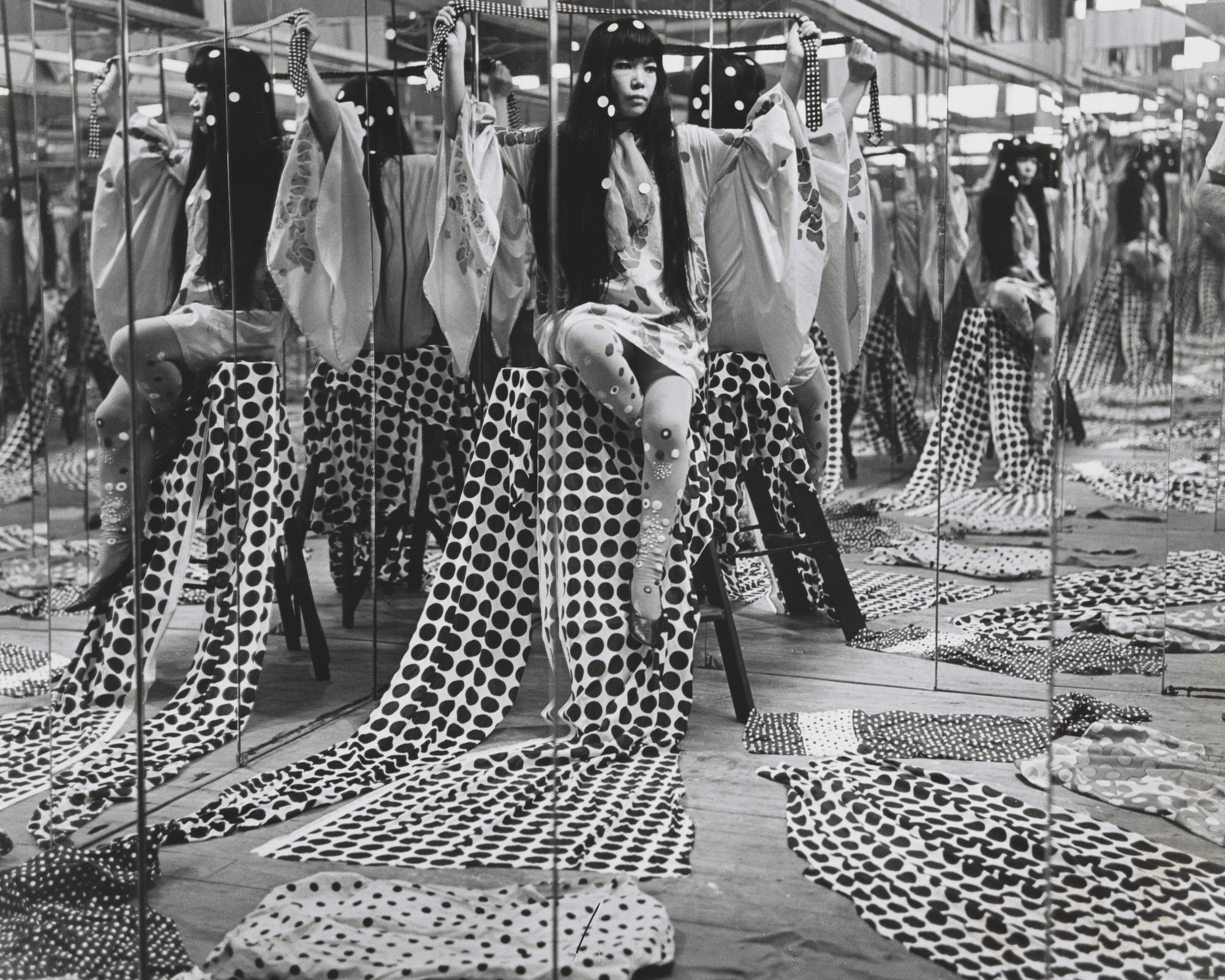 Yayoi Kusama, Harry Shunk, János Kender. Mirror Performance, New York