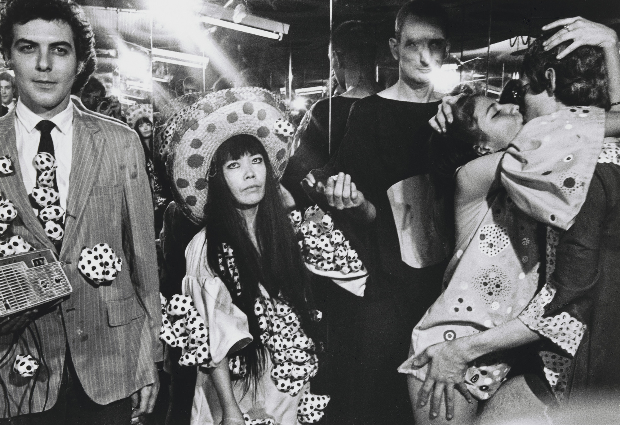 アート・デザイン・音楽 APPEARANCES FASHION PHOTOGRAPHY 1945 Yayoi Kusama, Harry Shunk, János Kender. Mirror Performance, New