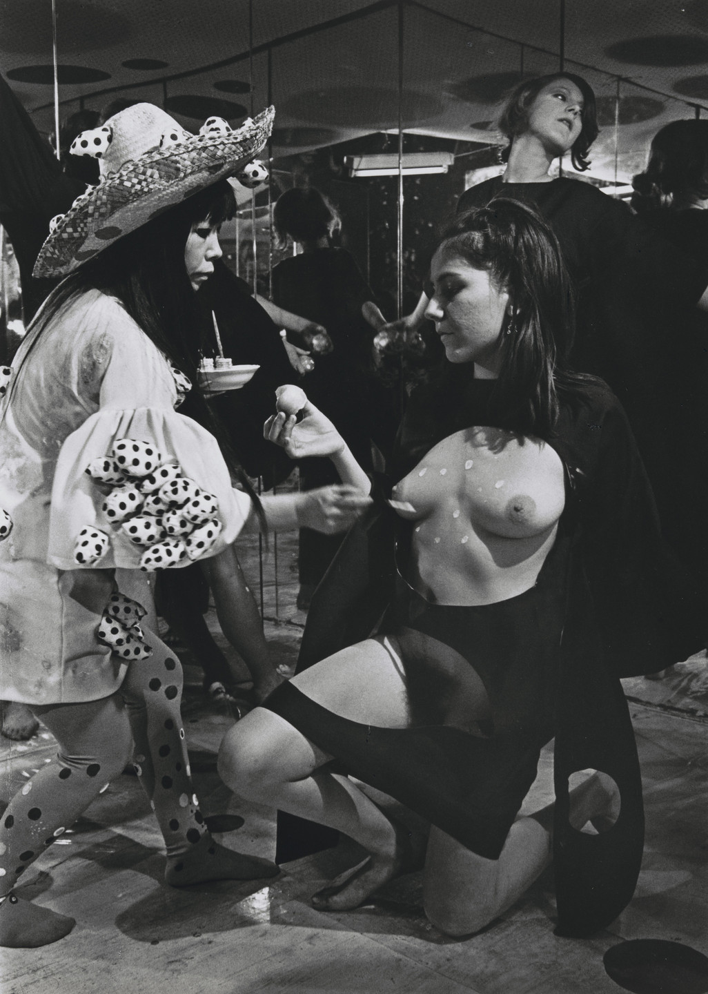 Yayoi Kusama, Harry Shunk, János Kender. Mirror Performance, New York. 1968