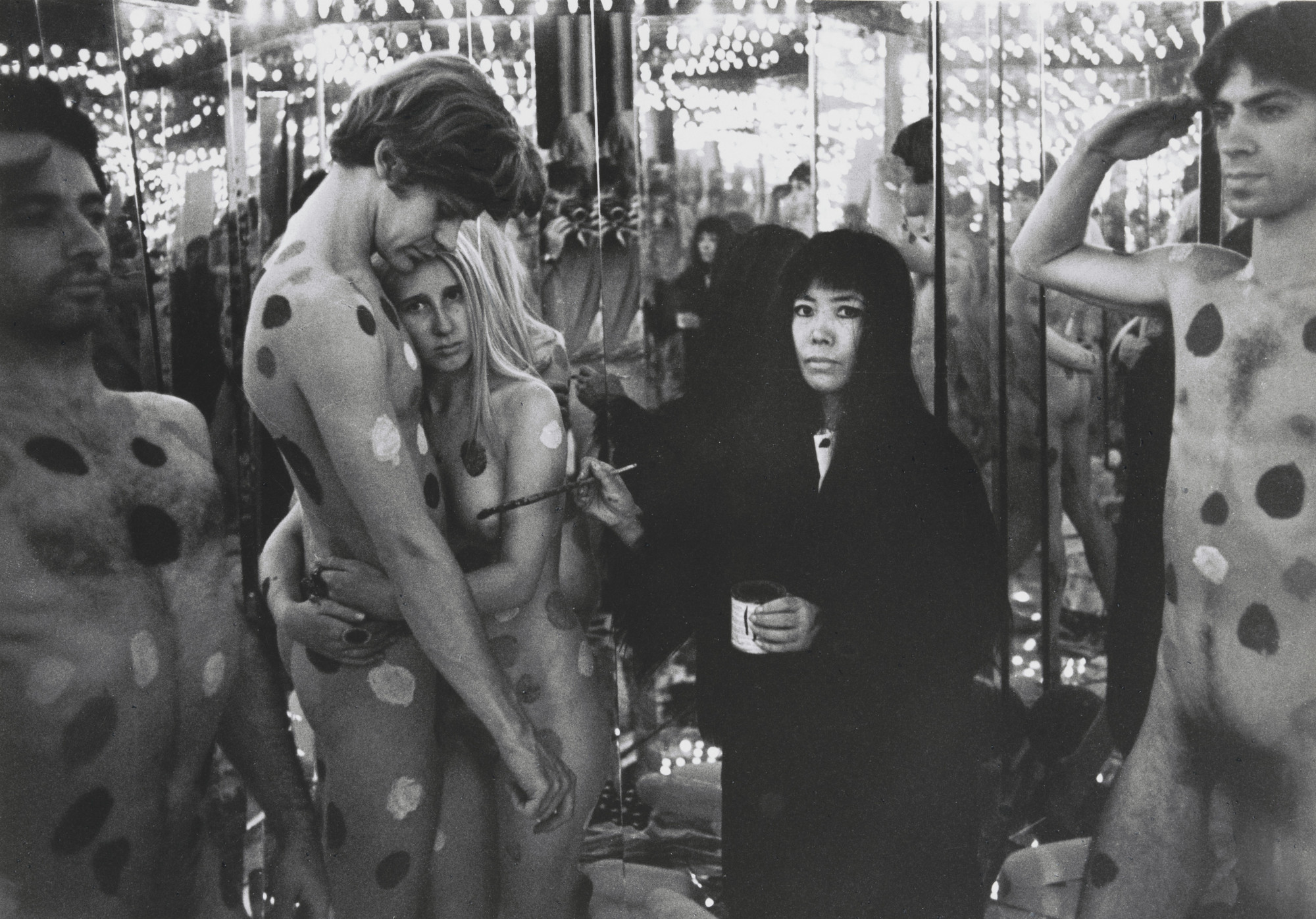 Yayoi Kusama, Harry Shunk, János Kender. Mirror Performance, New York. 1968