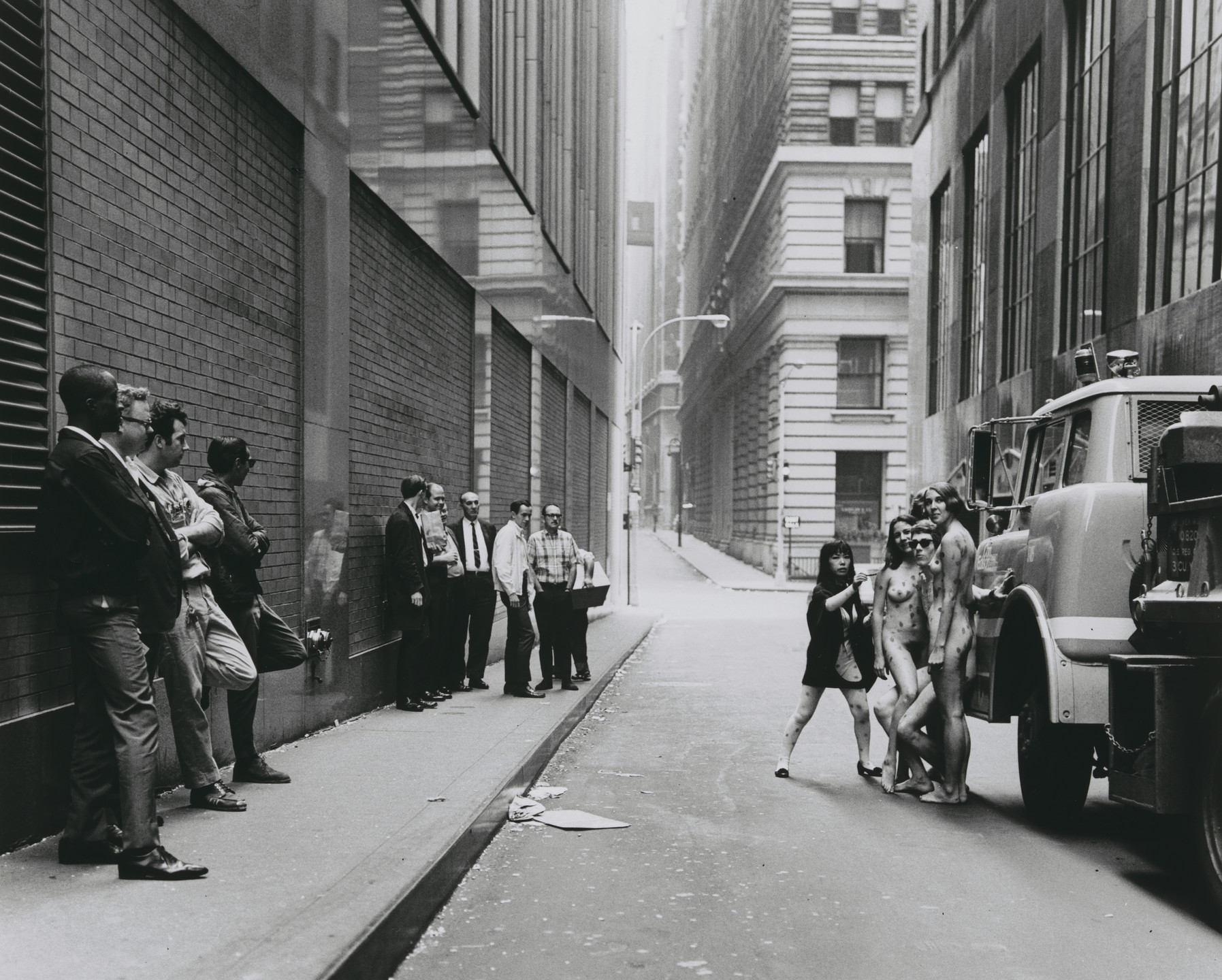 Yayoi Kusama, Harry Shunk, János Kender. Mirror Performance, New York. 1968