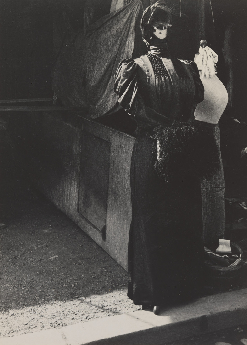 Bill Brandt. Marché aux Puces, Paris. c. 1930