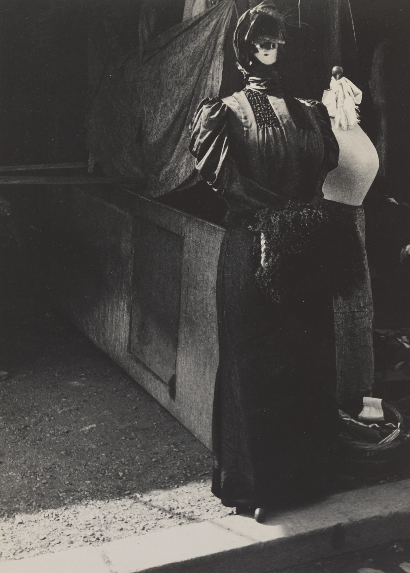 Bill Brandt. Marché aux Puces, Paris. c. 1930 | MoMA