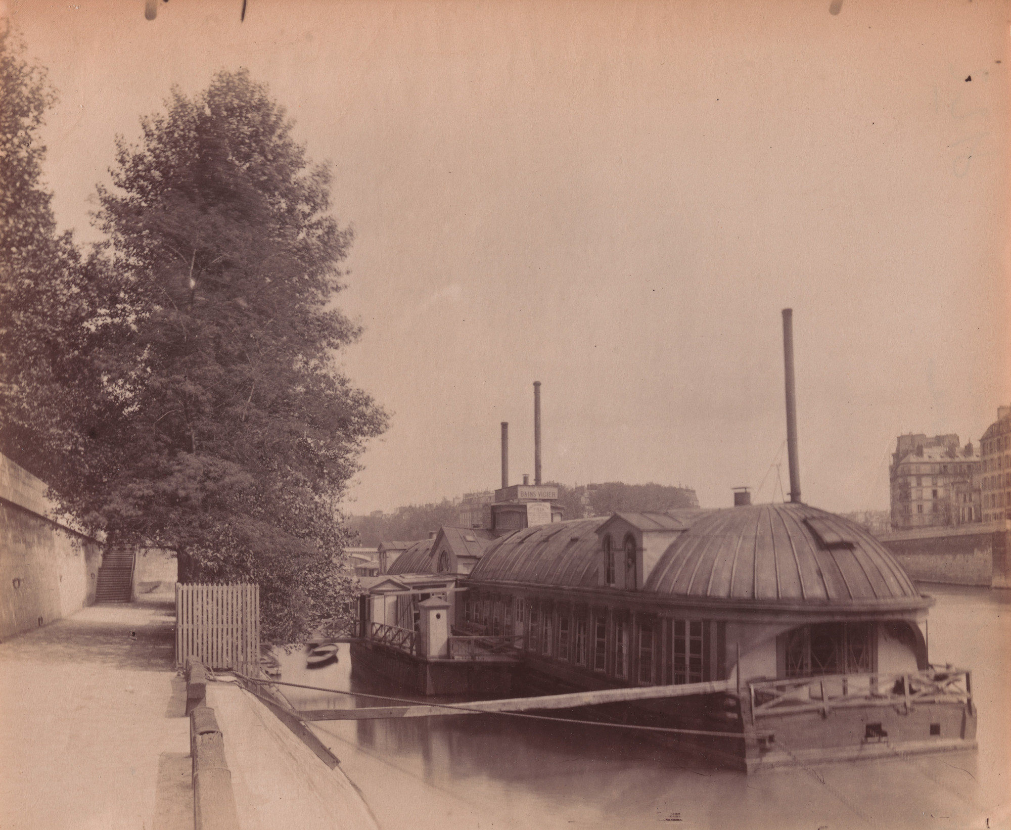 Eugène Atget. Bateau-Lavoir sur la Seine