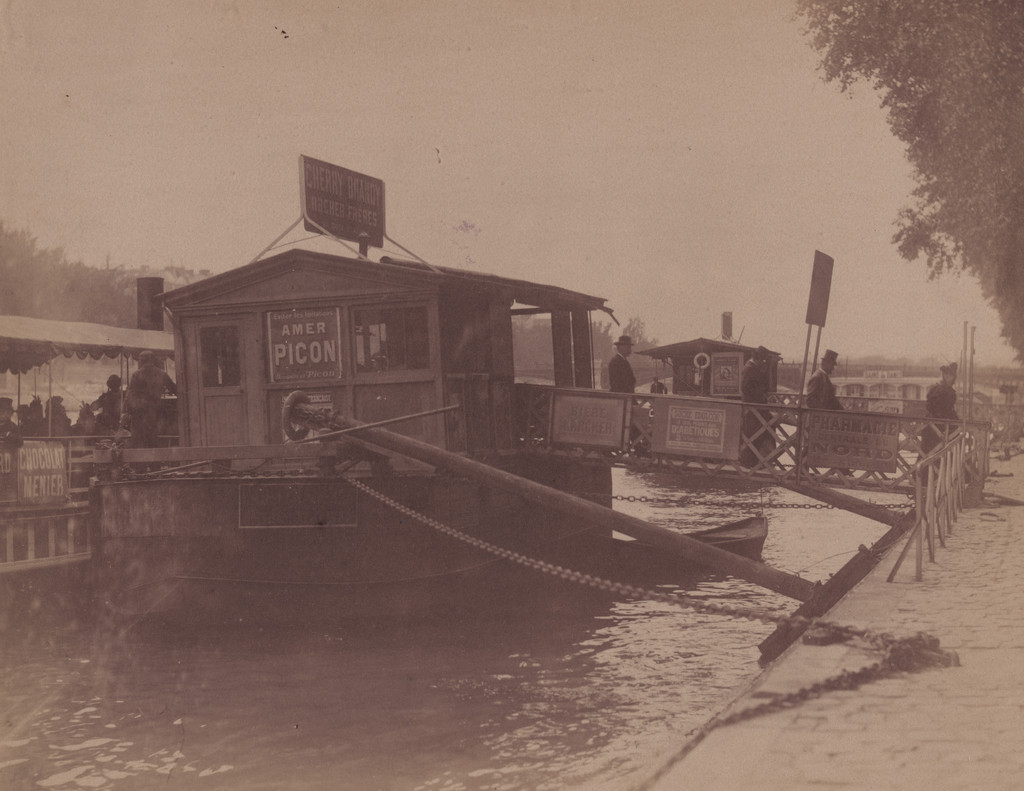 Seine. Ponton Bateaux Parisiens