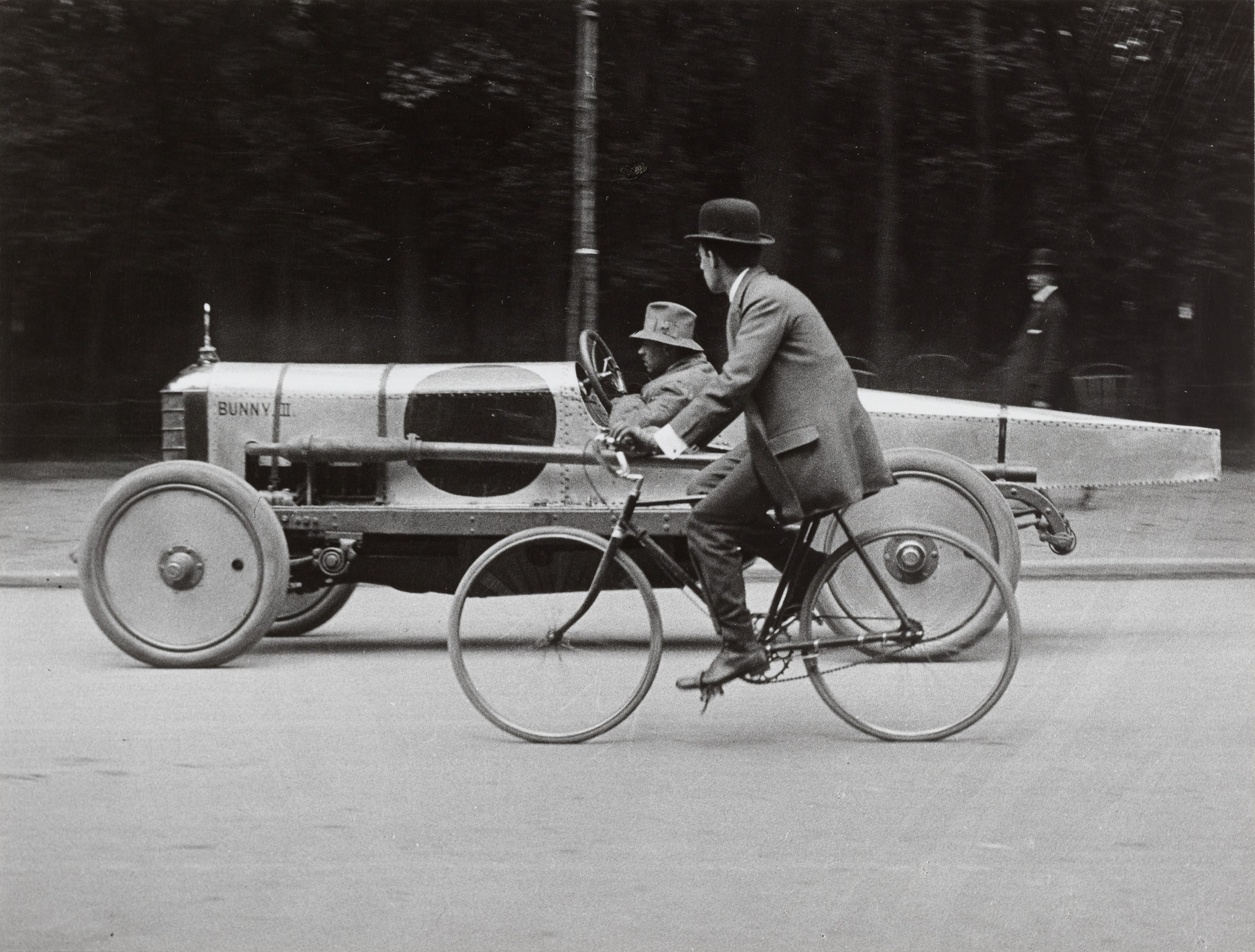 Jacques-Henri Lartigue. Une Singer de course, Avenue des Acacias