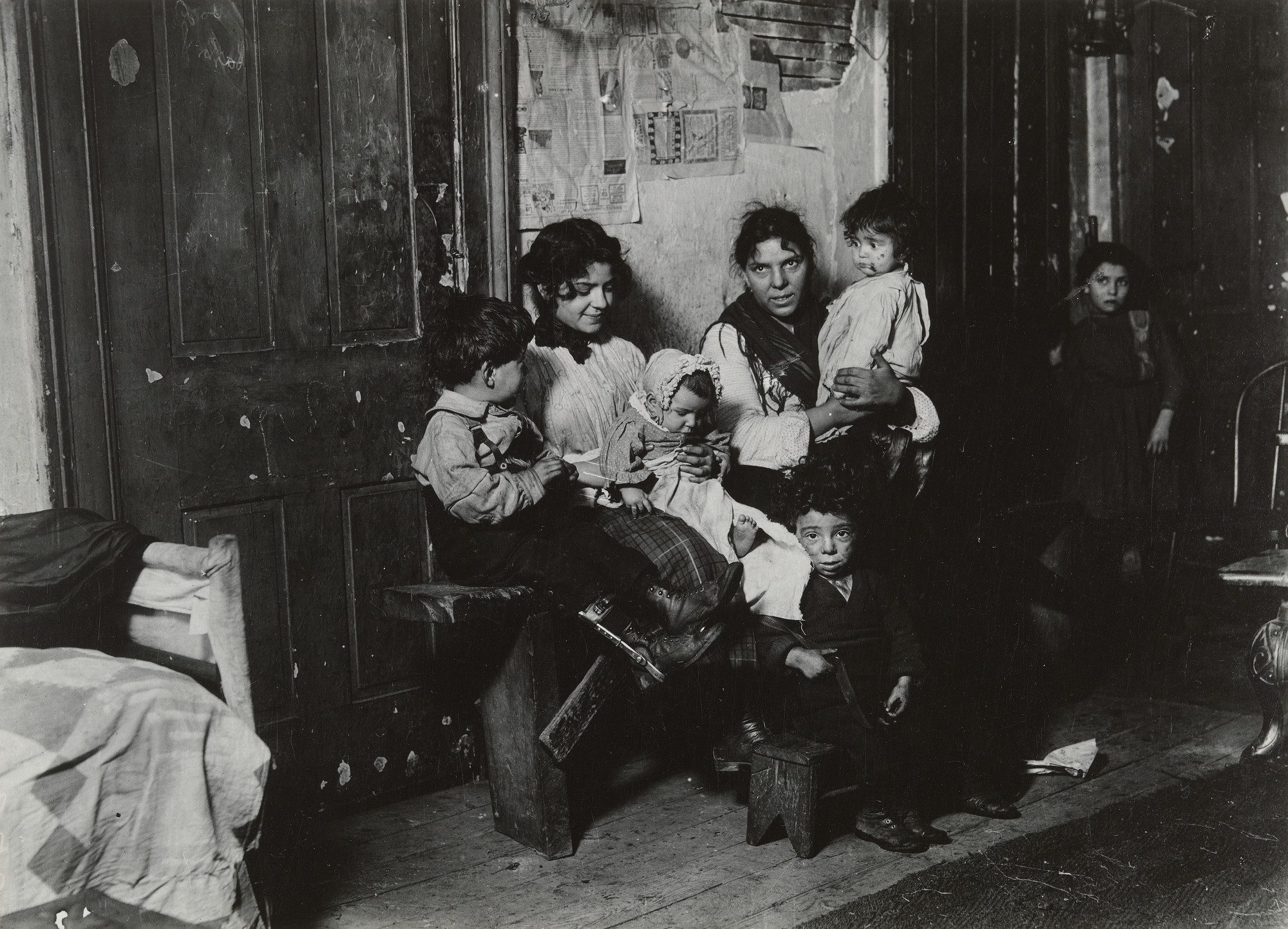 Lewis Wickes Hine. Tenement Family, Chicago