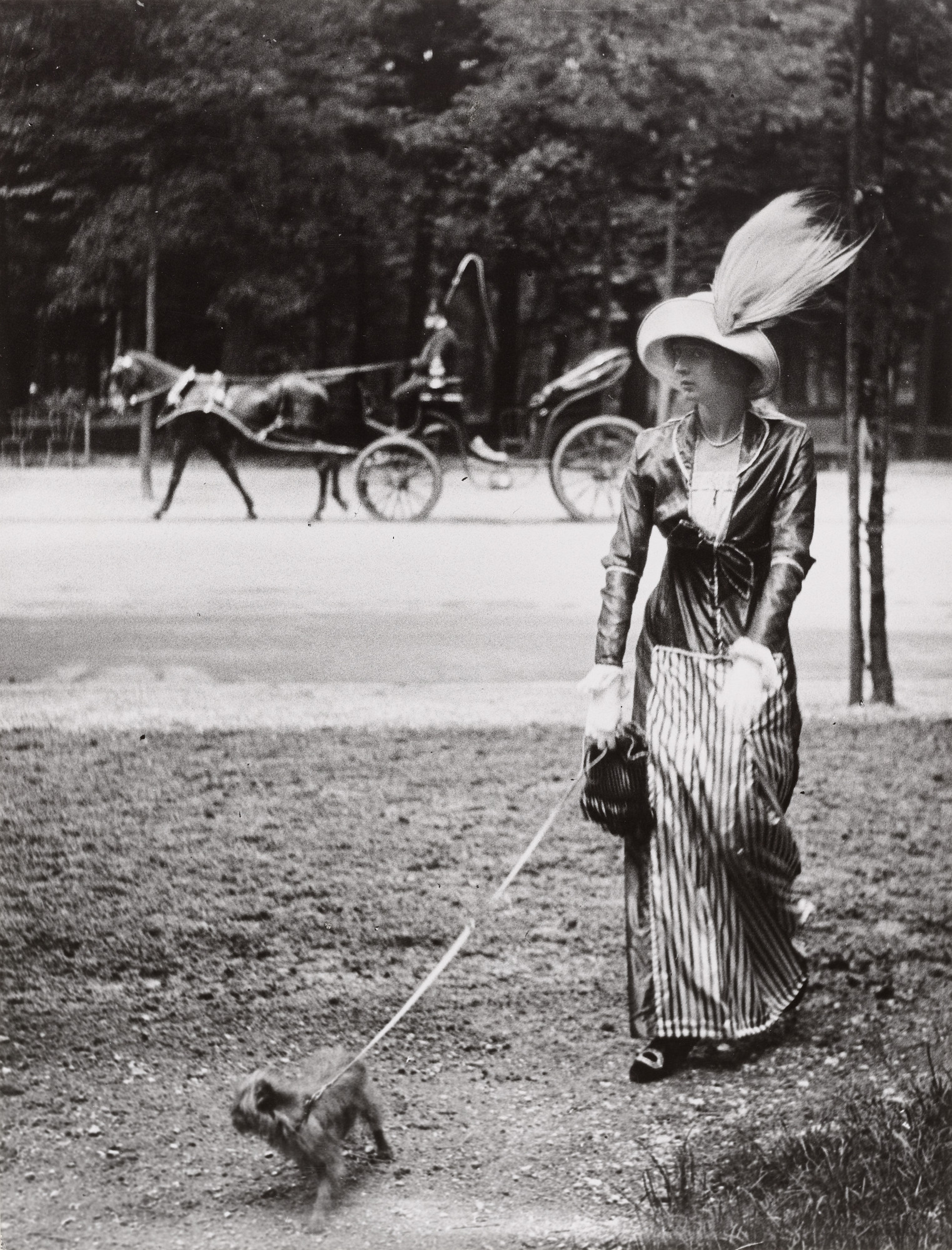 Jacques-Henri Lartigue. Mary Lancret, Avenue des Acacias, Paris
