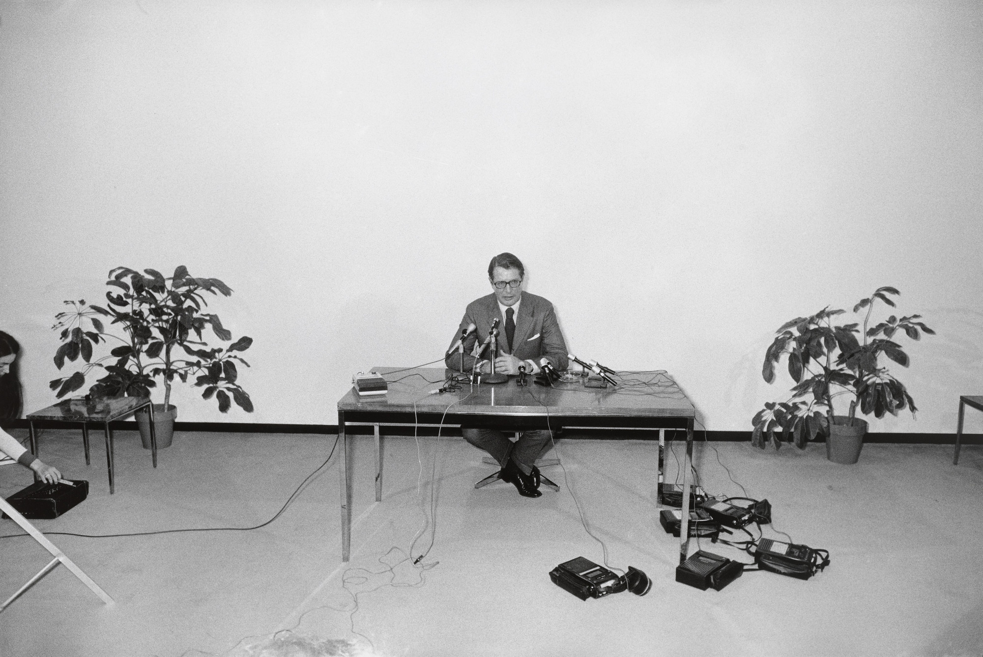Garry Winogrand. Elliot Richardson Press Conference, Austin