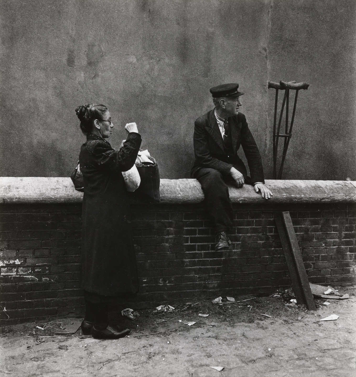 Emmy Andriesse. Amsterdam, onlookers watching the repatriation. Summer 1945