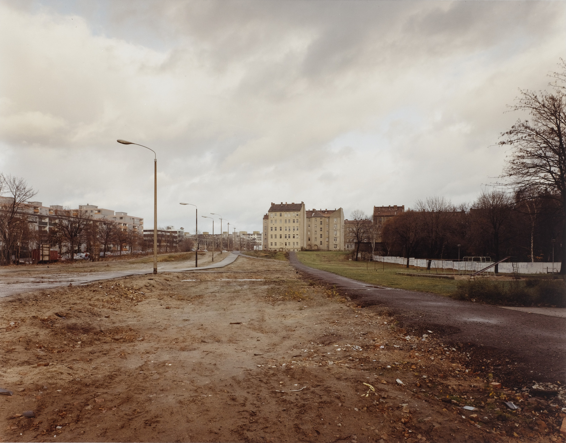 Brian Rose. Bernauer Strasse, Berlin. 1991