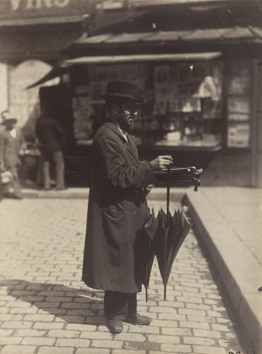 Eugène Atget. Marchand de parapluies (Umbrella merchant). 1899-1900
