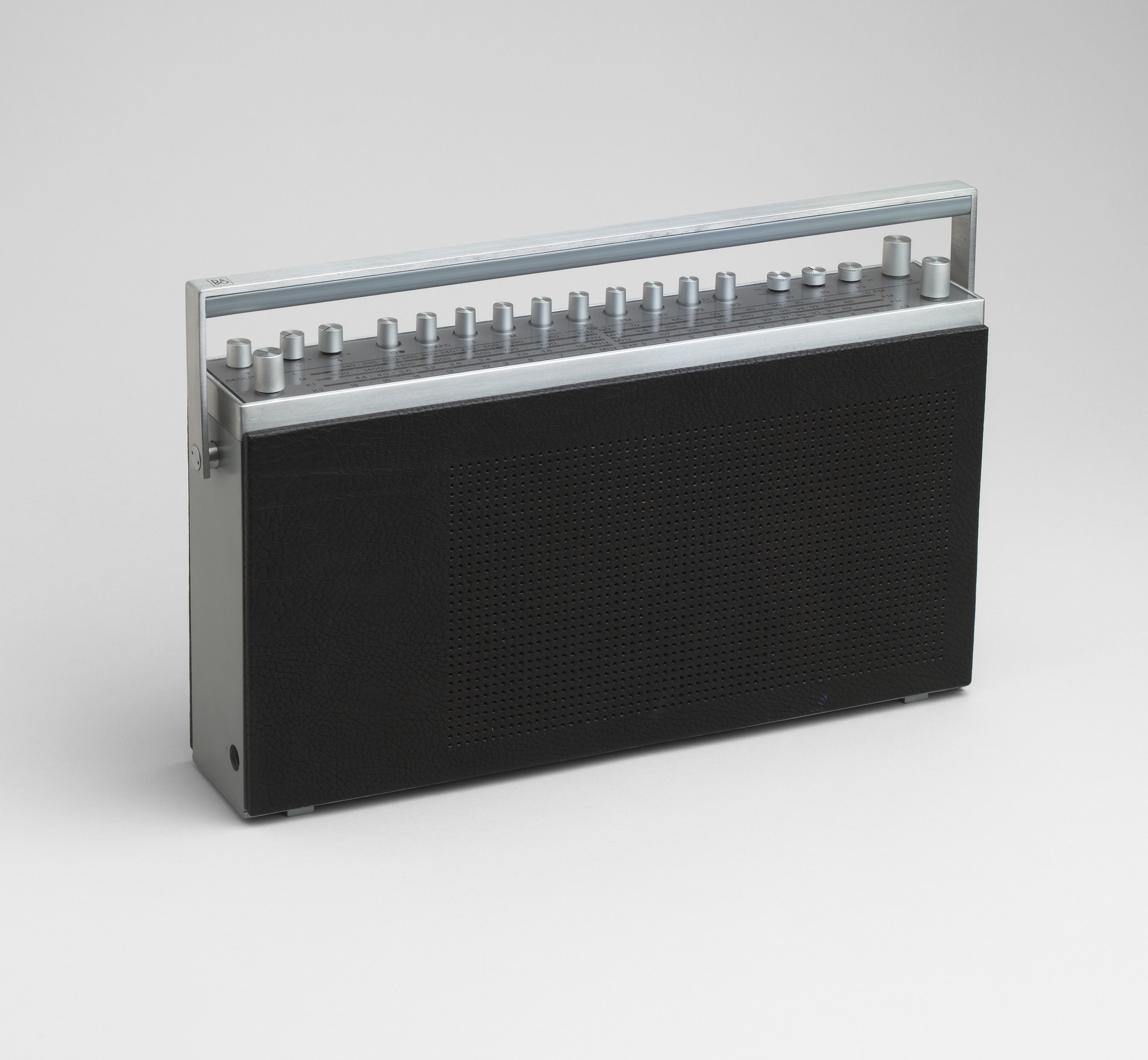 【Bang & Olufsen 】バングアンドオルフセン　RL 1000 Jacob Jensen. Beolit 1000 Portable Radio. 1968 | MoMA