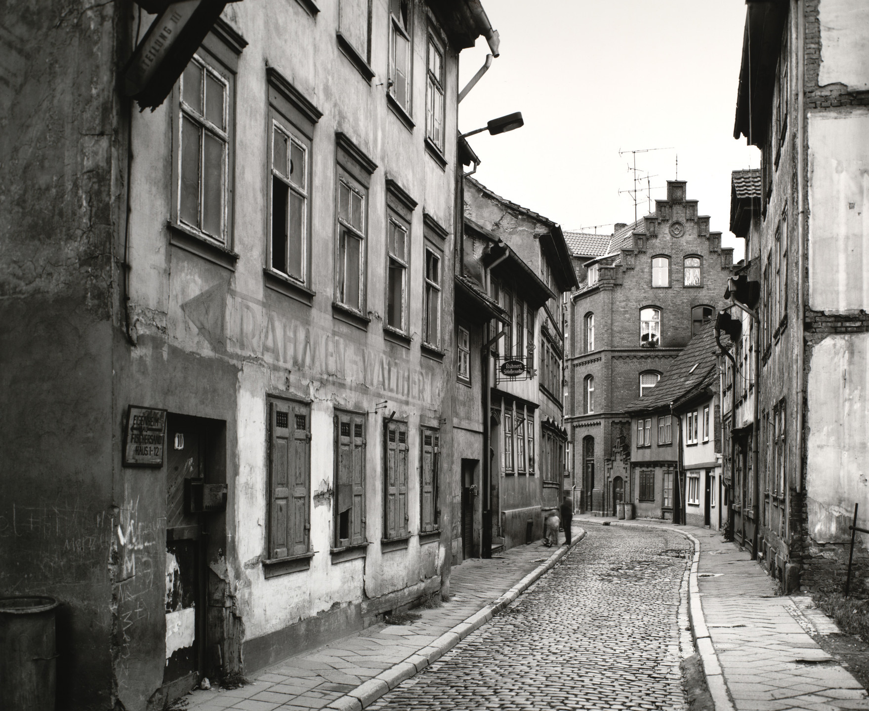 Thomas Struth. Fischersand, Erfurt. 1991