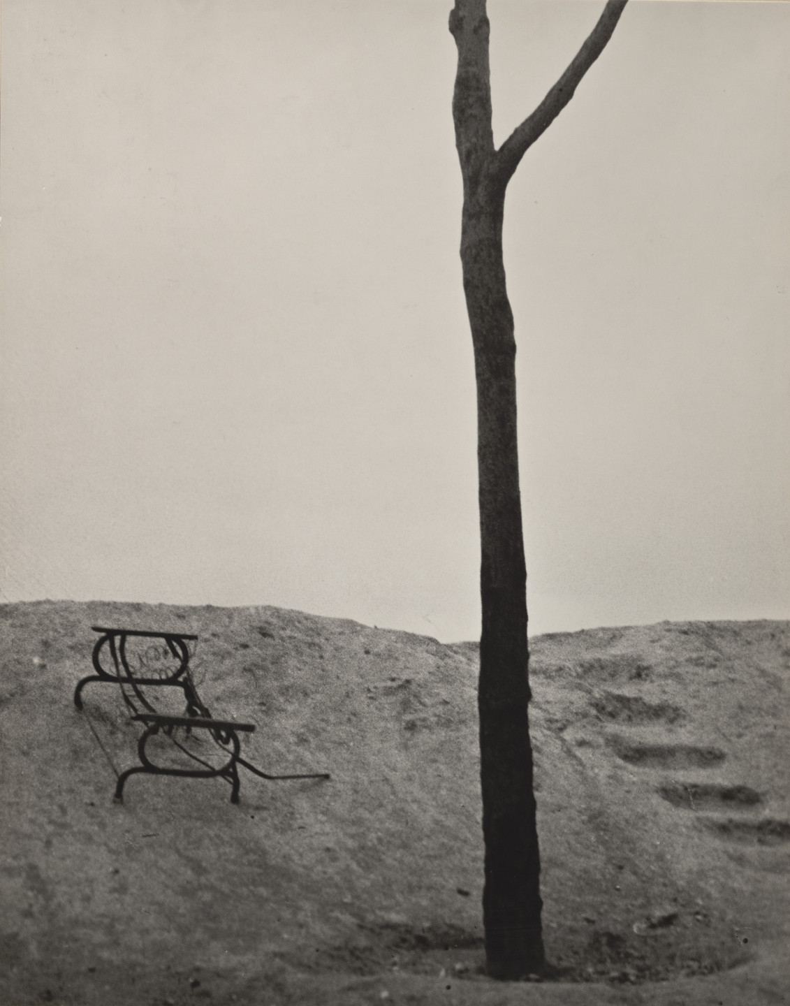 Man Ray (Emmanuel Radnitzky). Le Terrain Vague. 1932