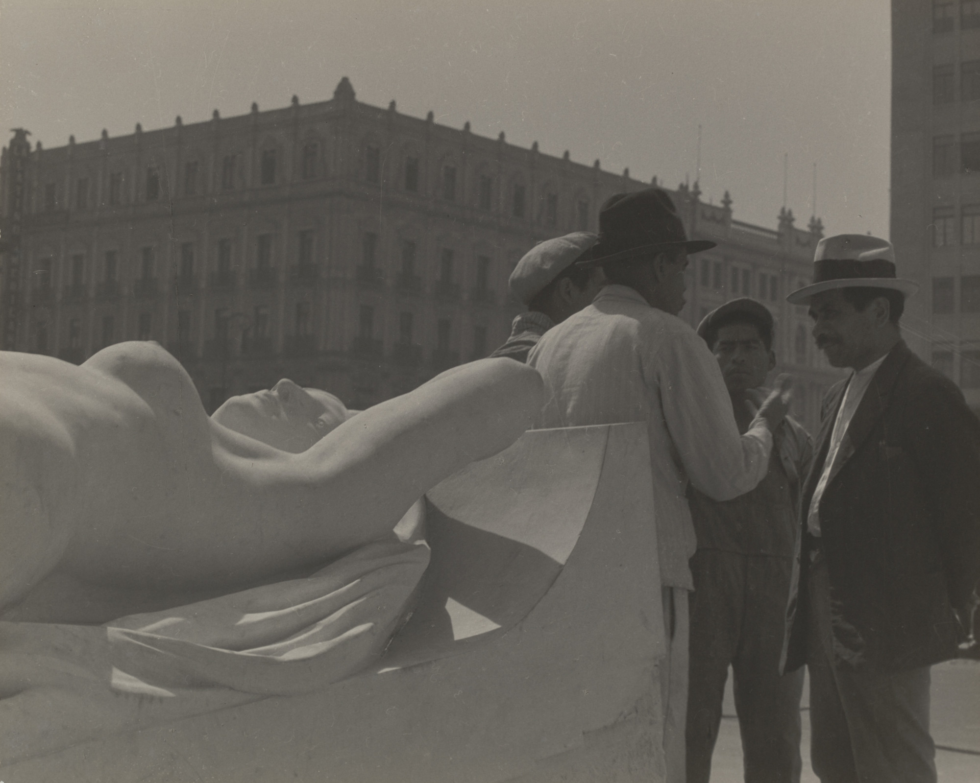 Manuel Álvarez Bravo. Plática junto a la estatua (Conversation near the Statue)