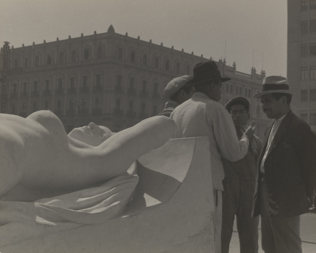 Plática junto a la estatua (Conversation near the Statue)