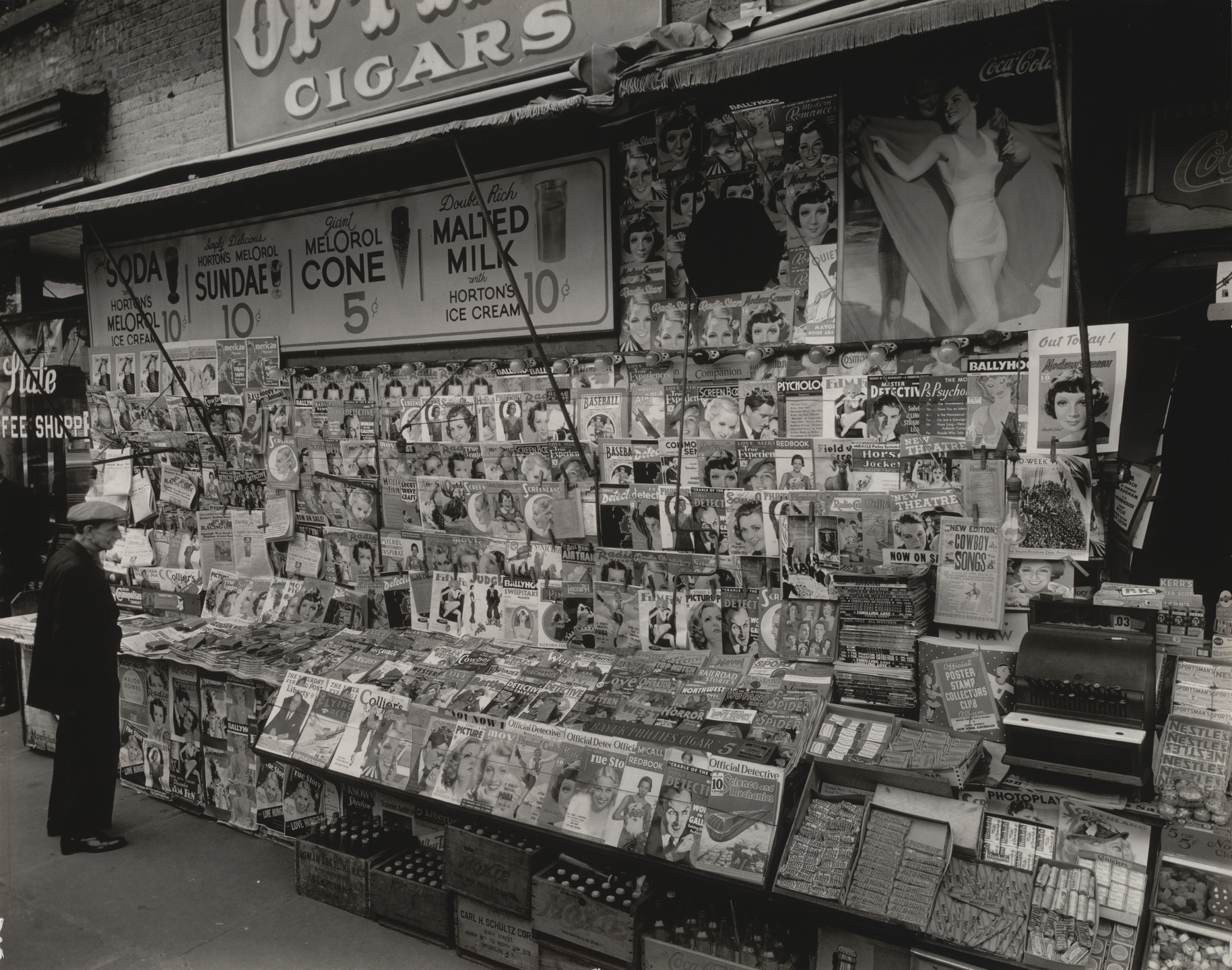 Berenice Abbott. Newsstand, East 32nd Street and Third Avenue, Manhattan. November 19, 1935