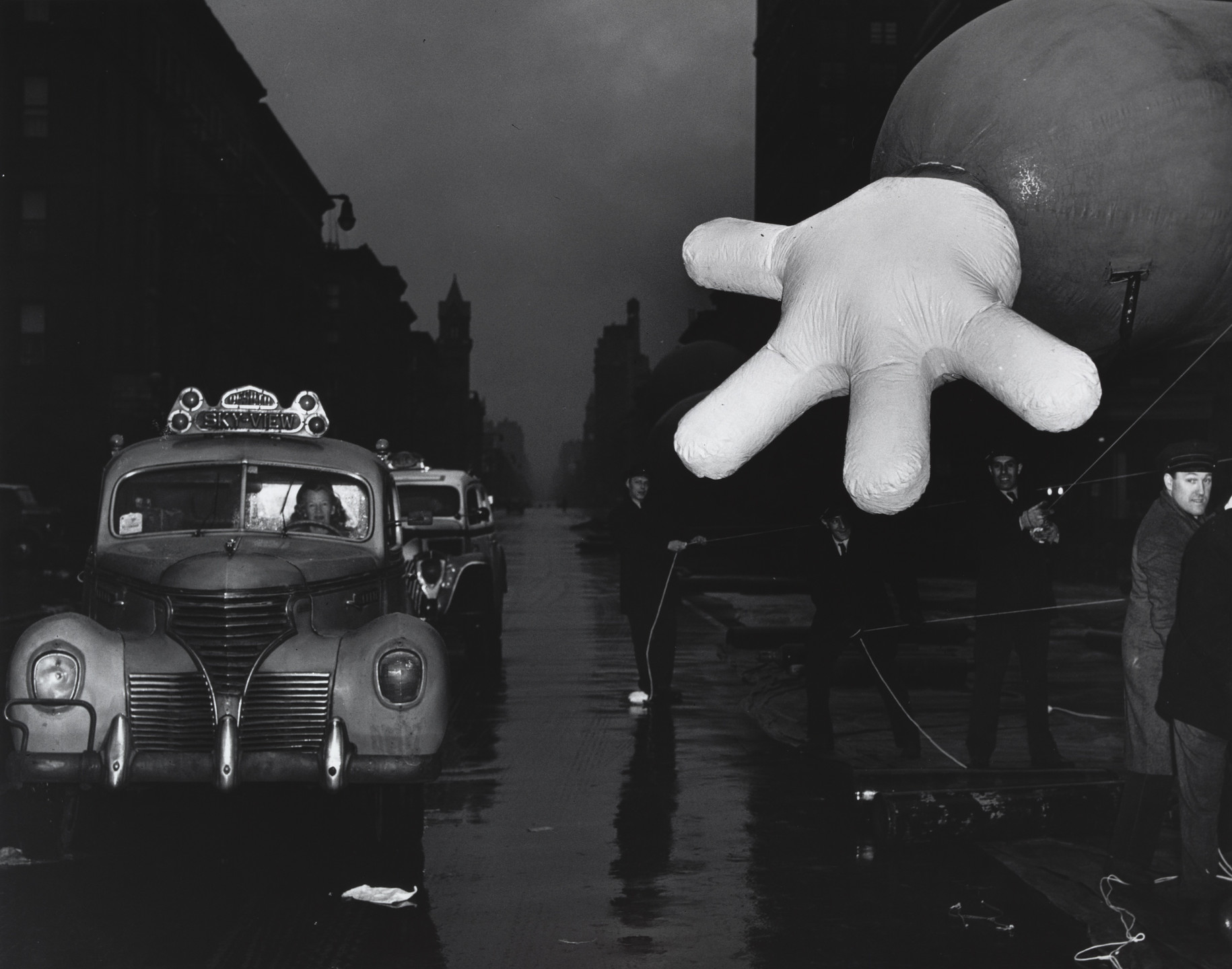 Weegee (Arthur Fellig). Macy&#39;s Thanksgiving Day Parade. c. 1942