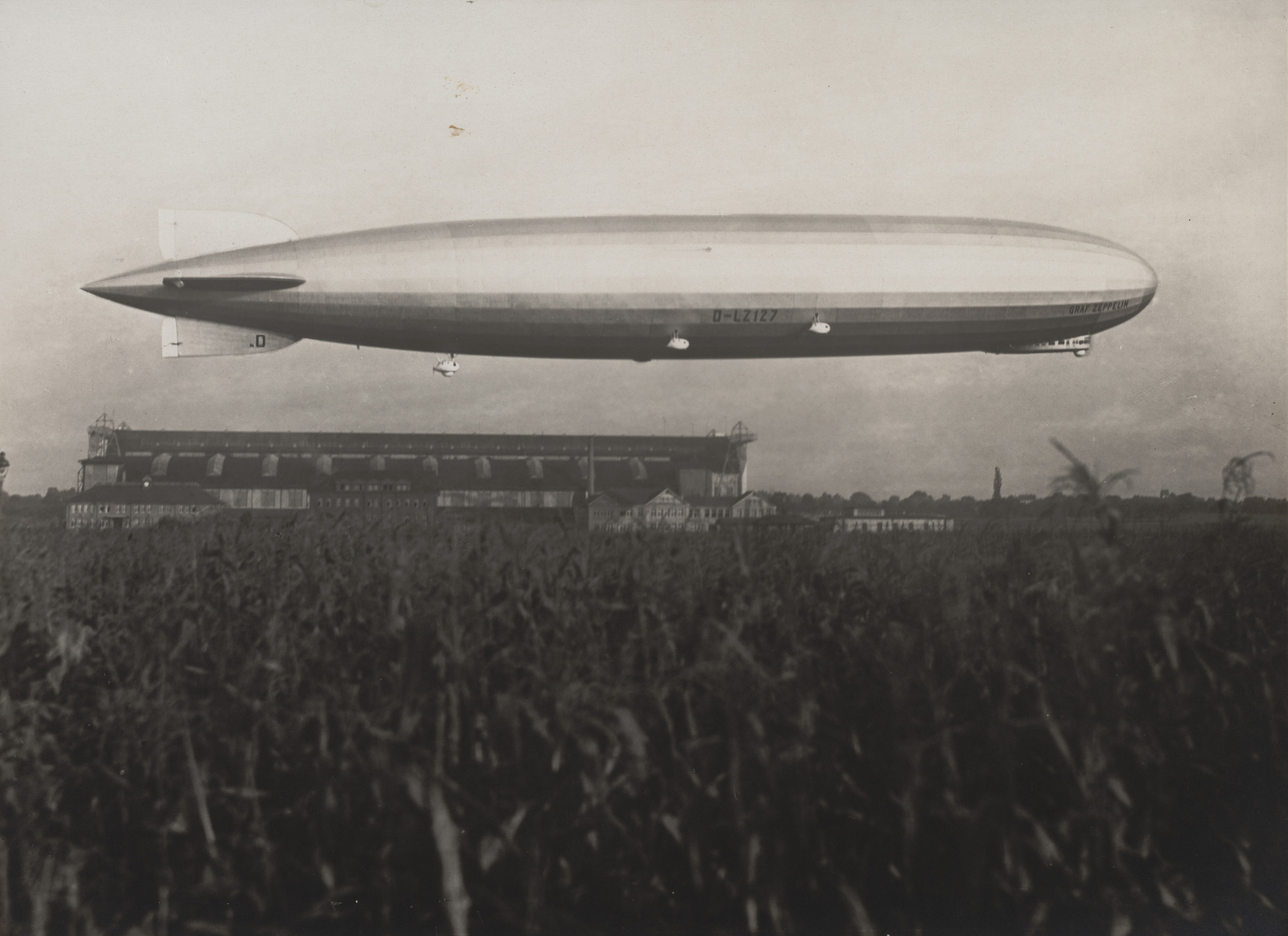 Unidentified photographer. L Z 127 in Flight from the album L Z 127: Graf Zeppelin (1926). c. 1926