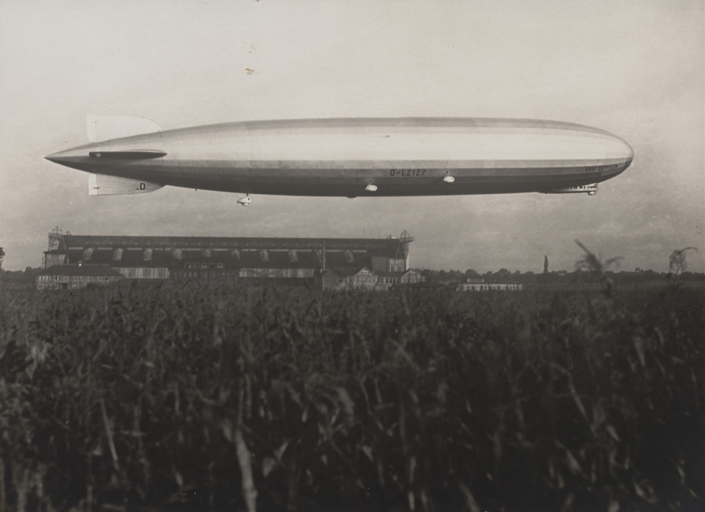 L Z 127 in Flight from the album L Z 127: Graf Zeppelin (1926)
